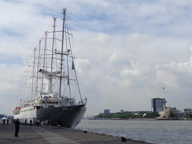 Cruiseschip ms Wind Surf van Windstar Cruises aan de Cruise Terminal Rotterdam